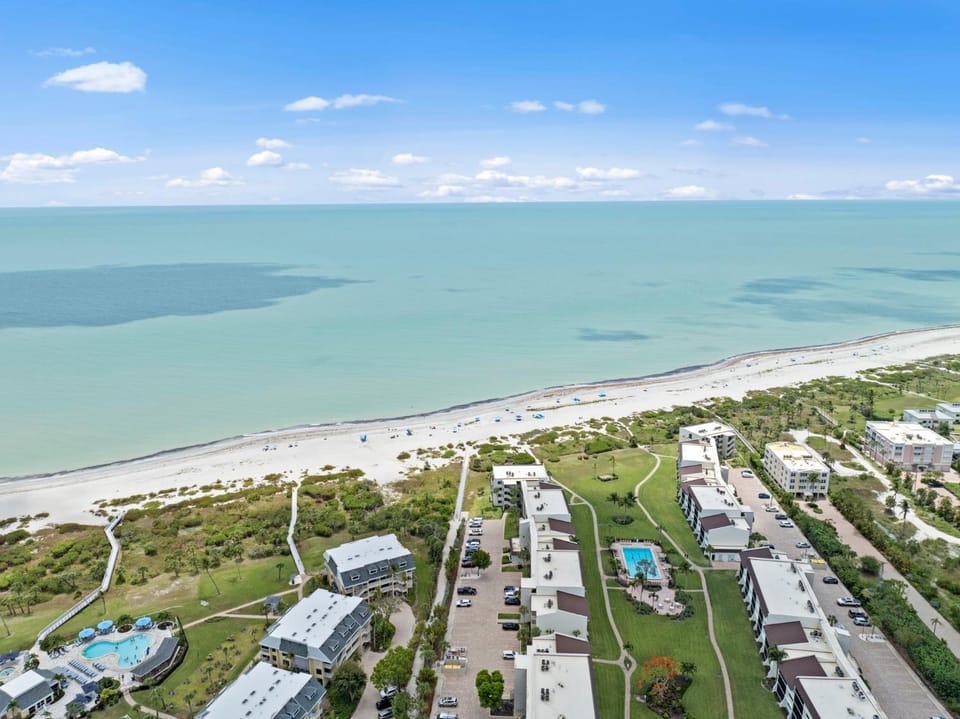 3rd-Floor Corner Unit w Gulf Views Heated Pool House in Sanibel Island