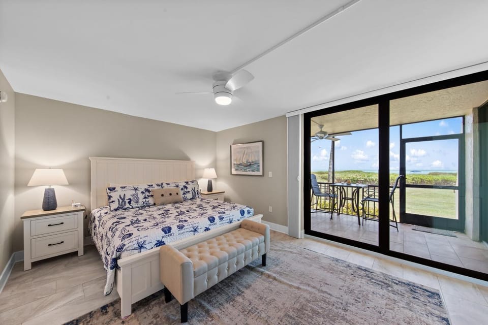 Direct Gulf Front FREE GOLF Lanai walk out House in Sanibel Island