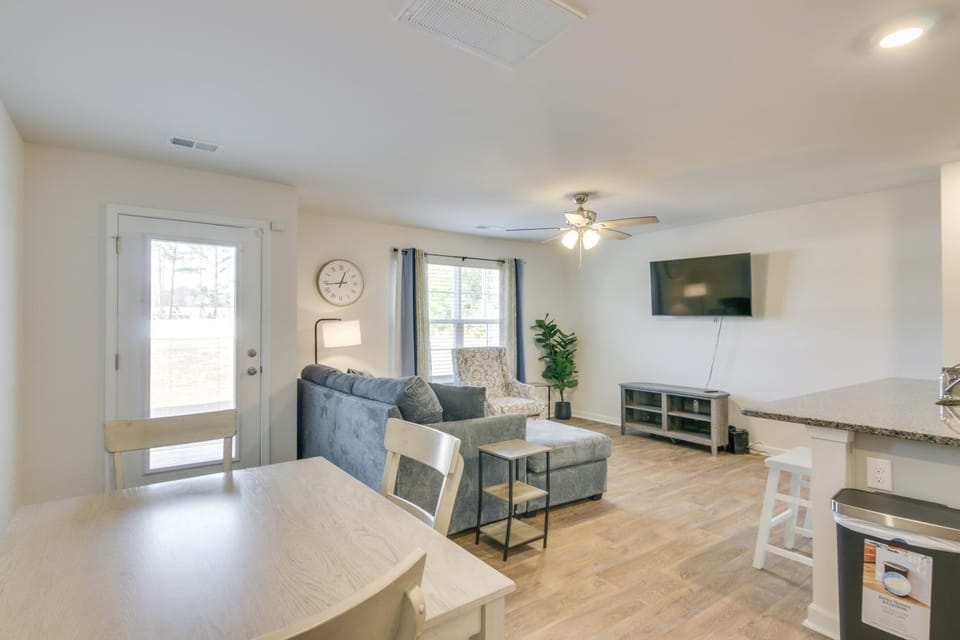 9 Mi to Shawn AFB! Family Townhome Near Dining House in Sumter