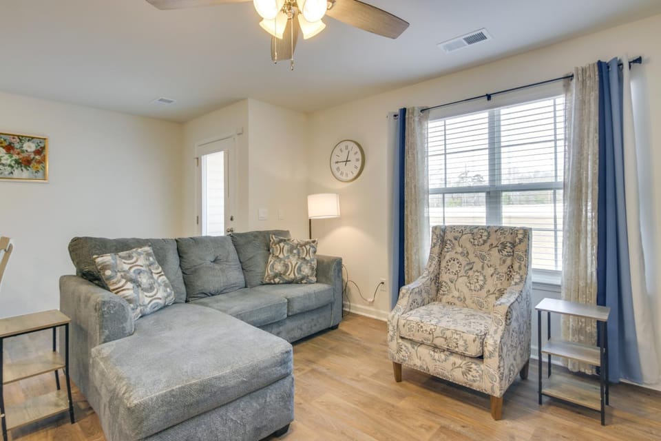 9 Mi to Shawn AFB! Family Townhome Near Dining House in Sumter