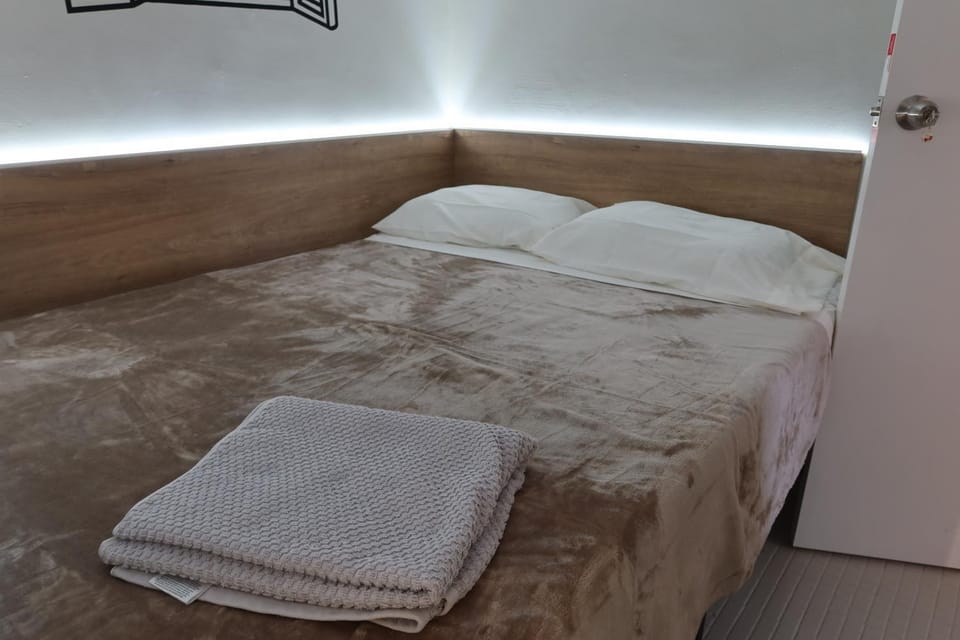 Photo of the whole room, towels