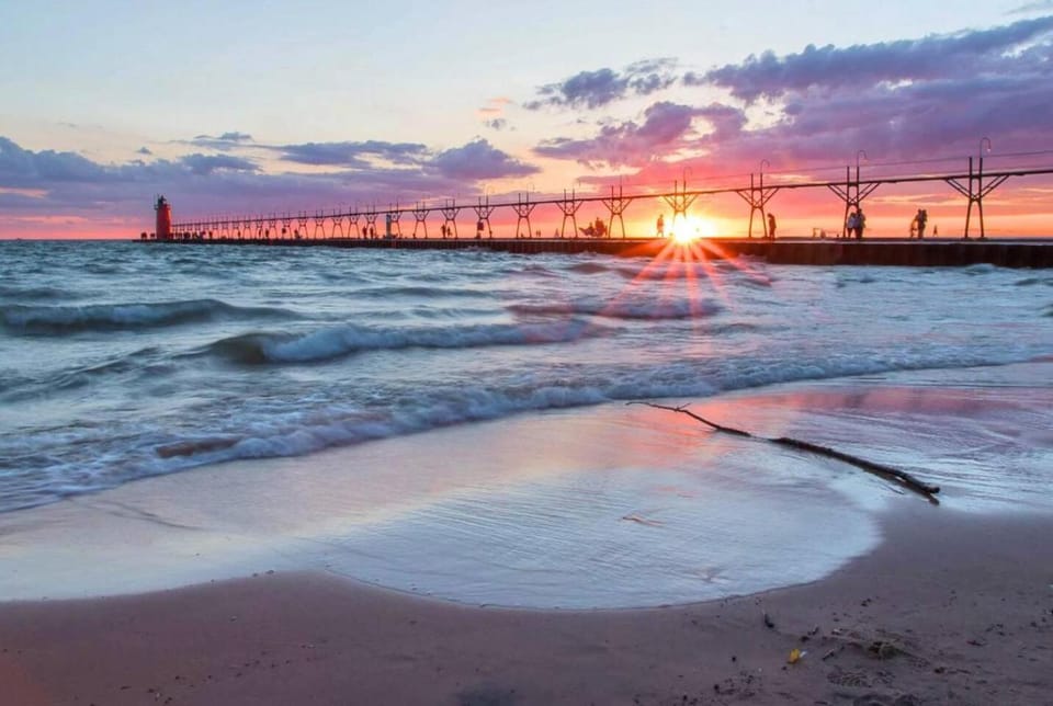 Family Favorite! Heated Pool, Hot Tub, Sleeps 16 House in South Haven
