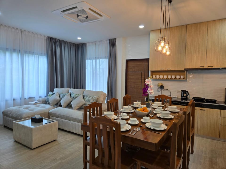 Kitchen or kitchenette, Living room, Food and drinks, Seating area, Dining area