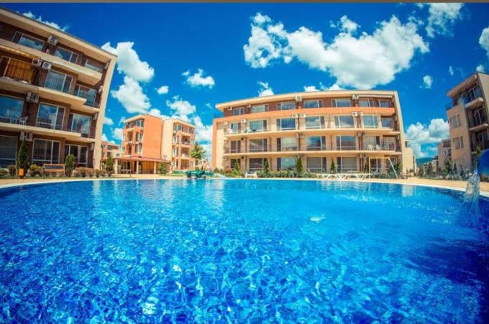 Swimming pool, sunbed