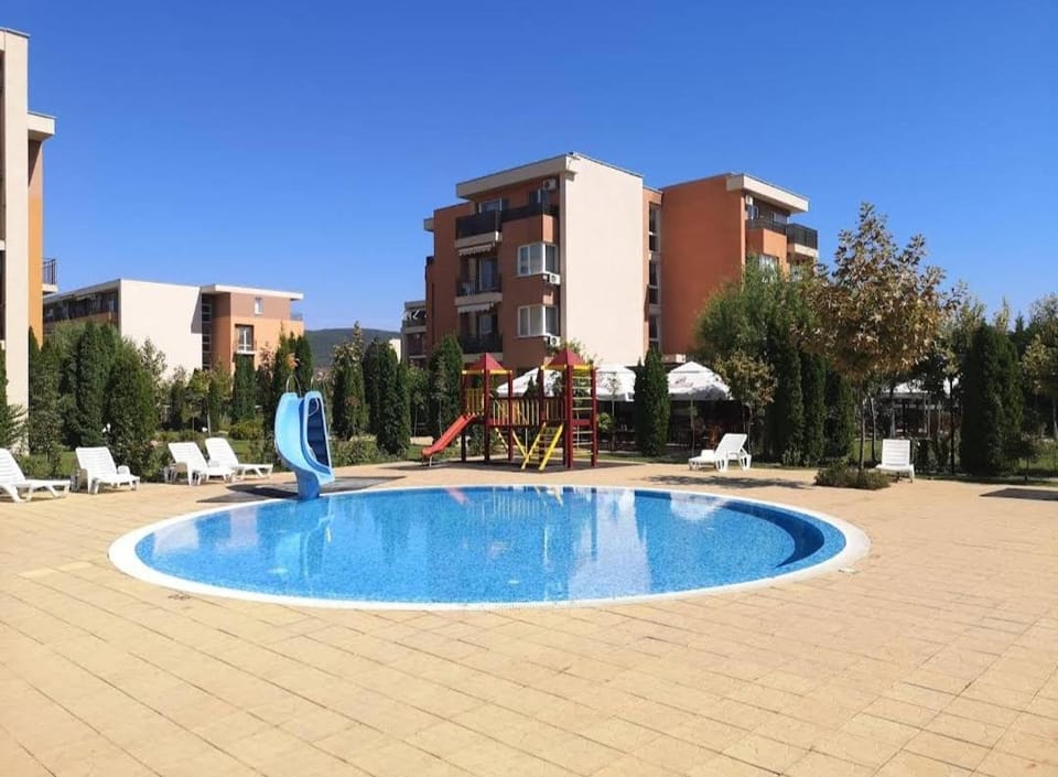 Swimming pool, sunbed