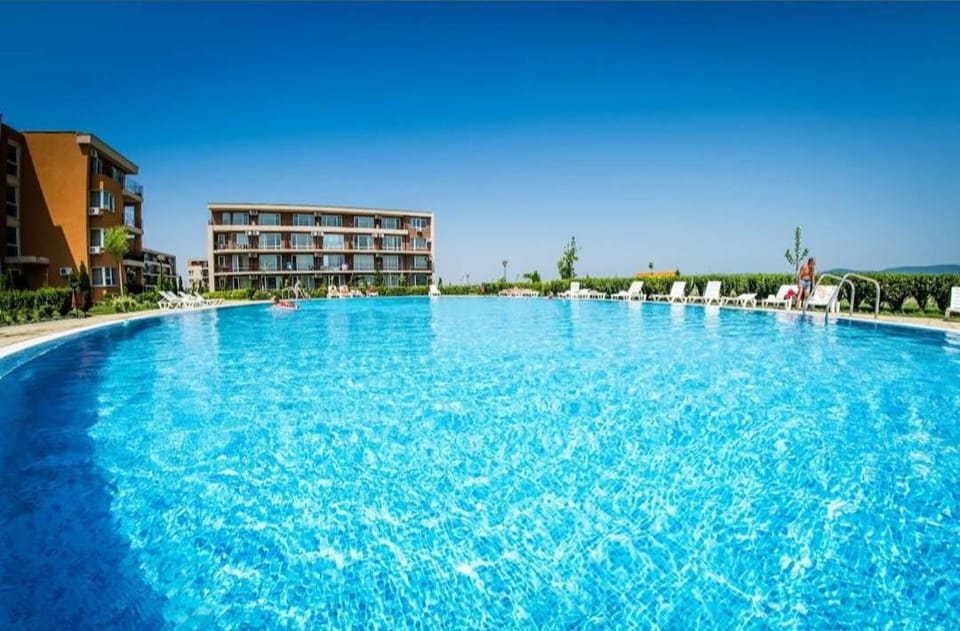 Swimming pool, sunbed
