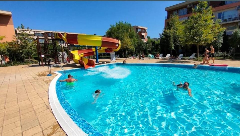 Swimming pool, sunbed