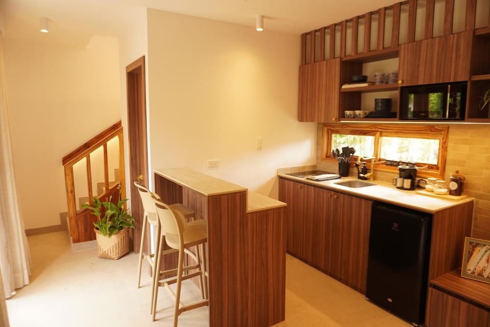 Coffee/tea facilities, Kitchen or kitchenette, Dining area, stove