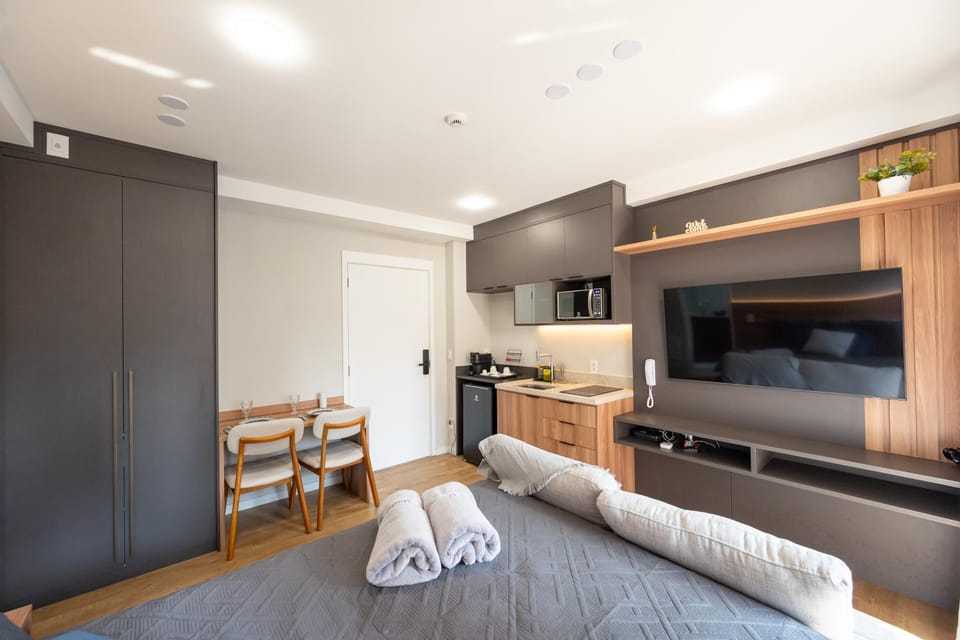 Bed, Seating area, Dining area, minibar, stove