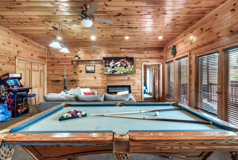 Sleeps 34! Games, Hot Tub, Pool, Minutes To It All House in Pigeon Forge