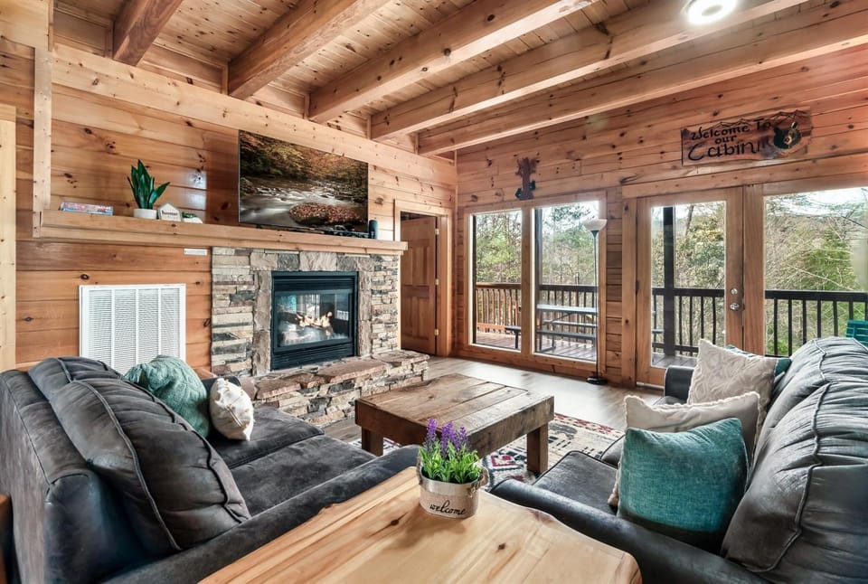 New Sauna! Pool, Games, Hot Tub, Minutes To It All House in Pigeon Forge