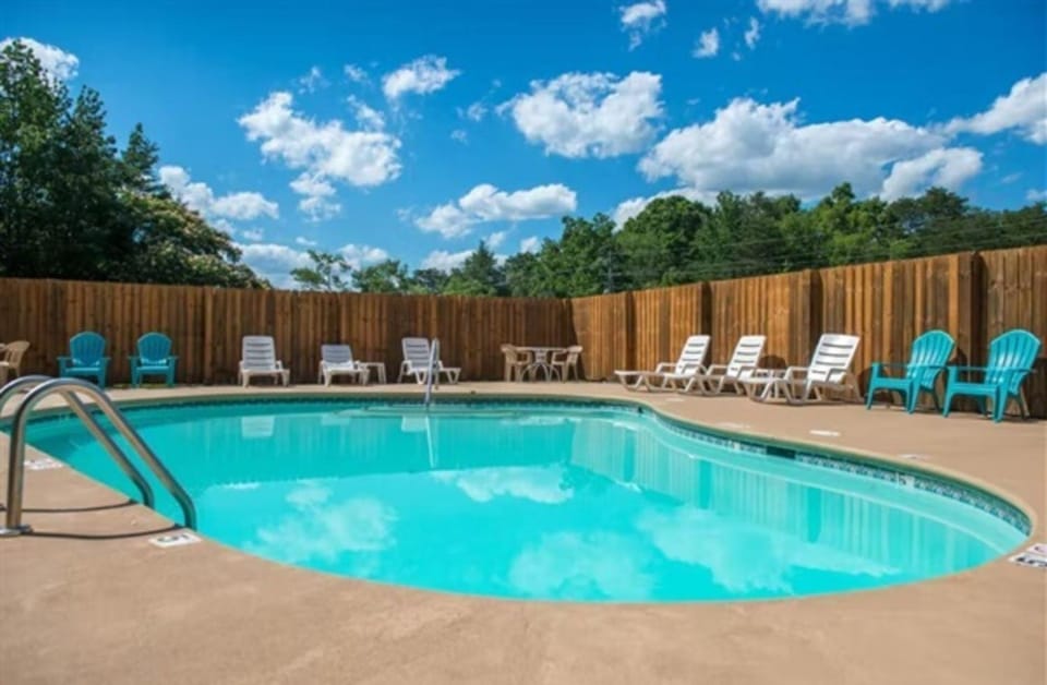 New Sauna! Pool, Games, Hot Tub, Minutes To It All House in Pigeon Forge