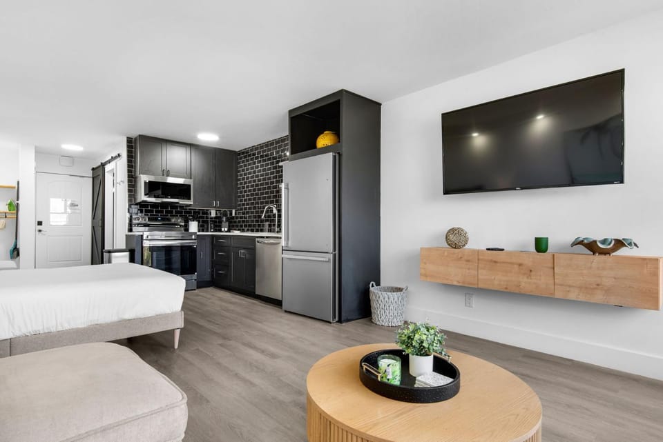 Bed, Kitchen or kitchenette, Photo of the whole room