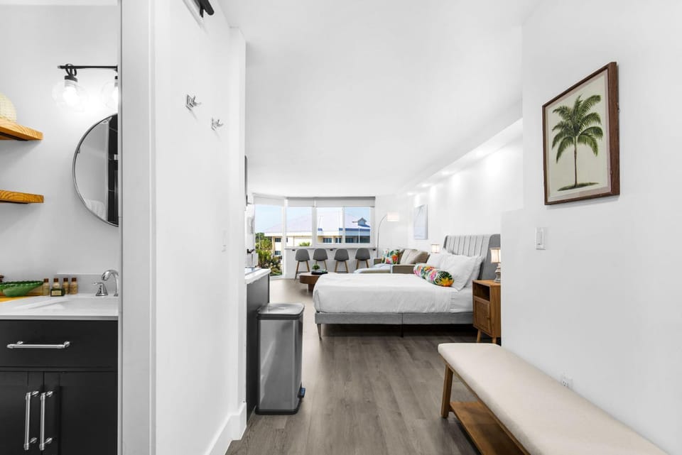 TV and multimedia, Kitchen or kitchenette, Photo of the whole room, Bedroom