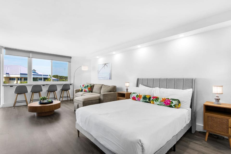Bed, Living room, Photo of the whole room, Seating area, Bedroom