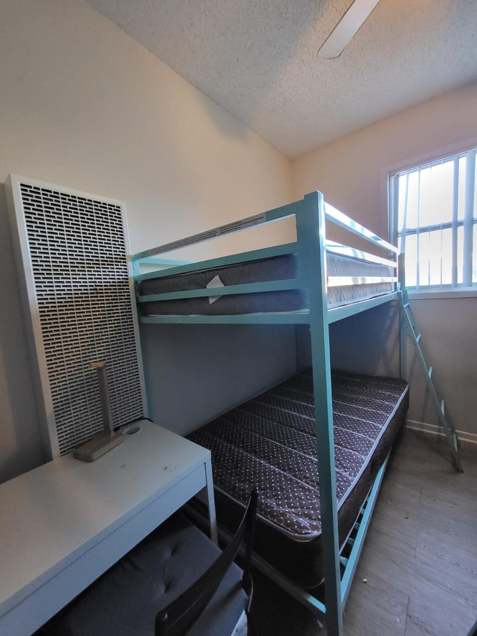 Sunny LA Bunk Bed Hostel in San Fernando Valley