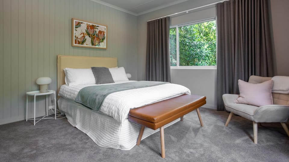 Three Oaks House in Red Hill