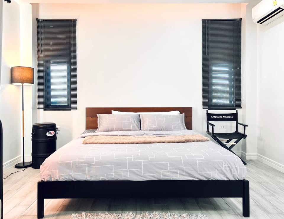 Bed, Photo of the whole room, Bedroom, air conditioner
