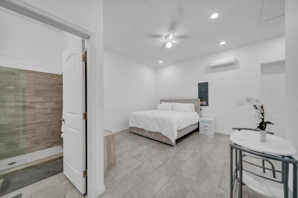 Lehigh Oasis Private Studio with King Bed Apartment in Lehigh Acres