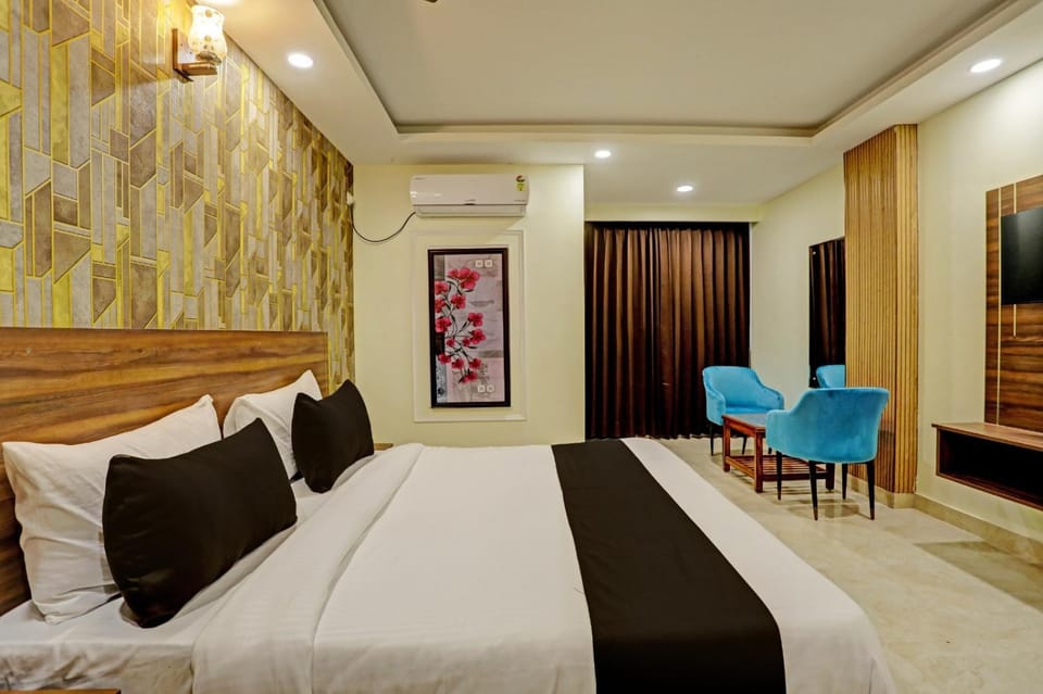 Bed, TV and multimedia, Living room, Photo of the whole room, Seating area, Bedroom, air conditioner