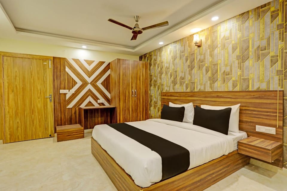 Bed, Photo of the whole room, Bedroom, fireplace, wardrobe