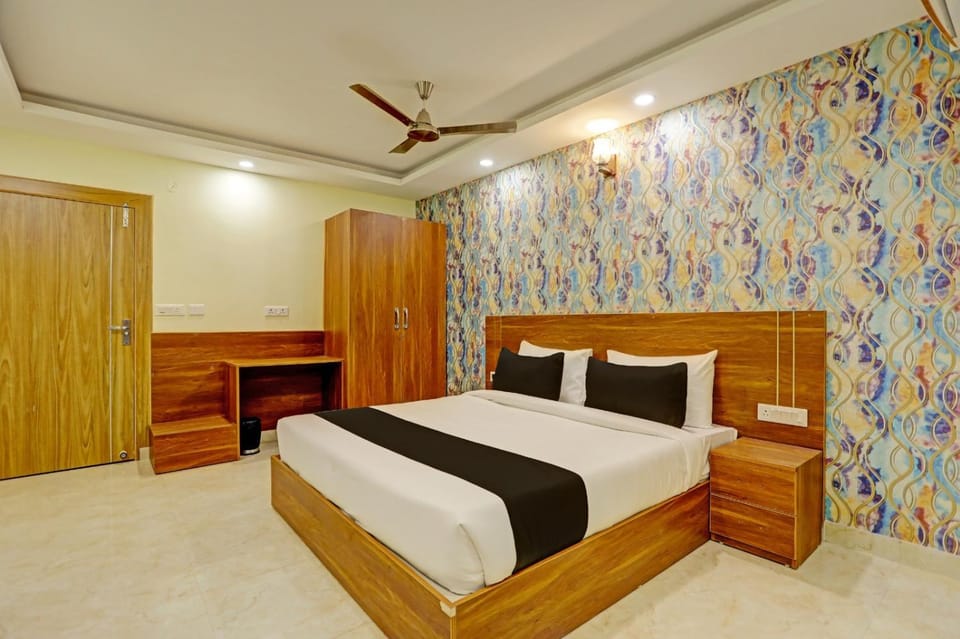 Bed, Photo of the whole room, Bedroom, fireplace, wardrobe