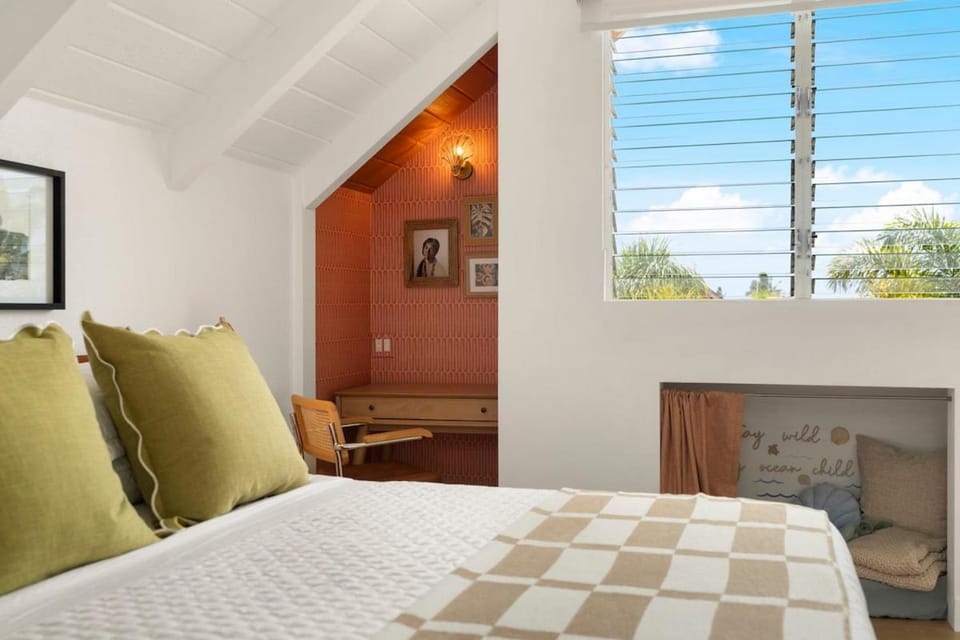 Trendy Surf & Stay Getaway Princeville House in Princeville