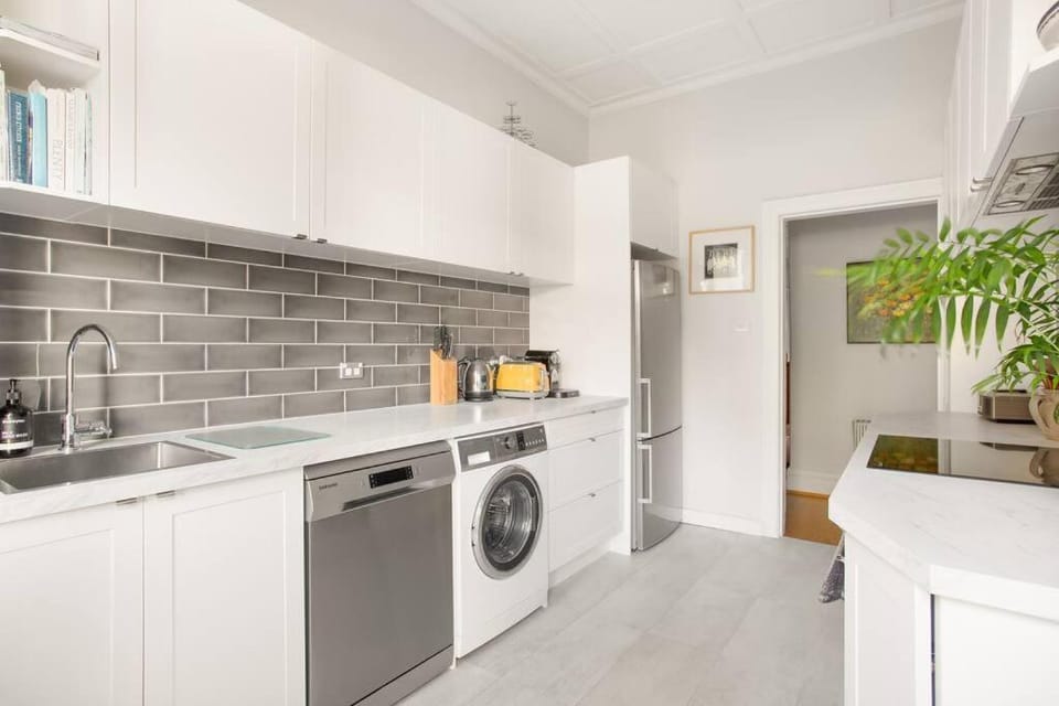 Kitchen or kitchenette, dishwasher, toaster, washing machine