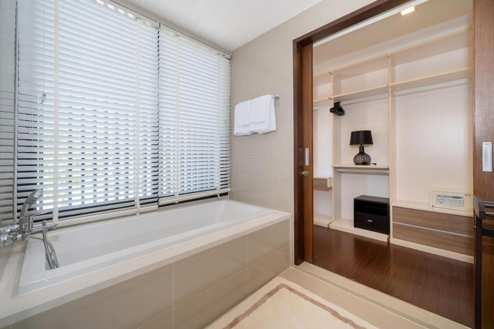 Luxury 5 bed Laguna Park no Pool Villa in Choeng Thale