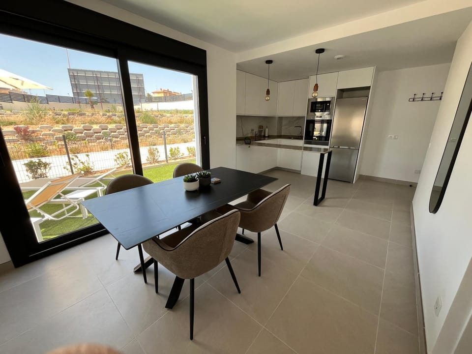 Kitchen or kitchenette, Dining area, oven