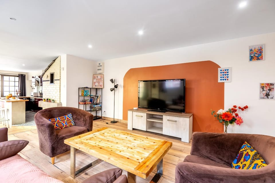 Property building, TV and multimedia, Kitchen or kitchenette, Living room, Seating area