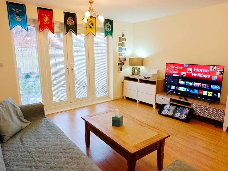 TV and multimedia, Living room, Seating area, Evening entertainment