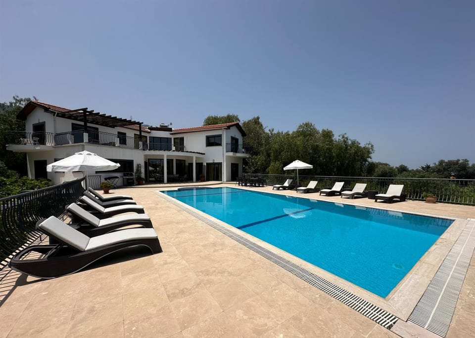 Property building, Day, Pool view, Swimming pool, Swimming pool, sunbed