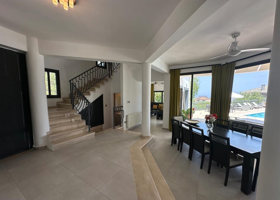 Dining area, Pool view