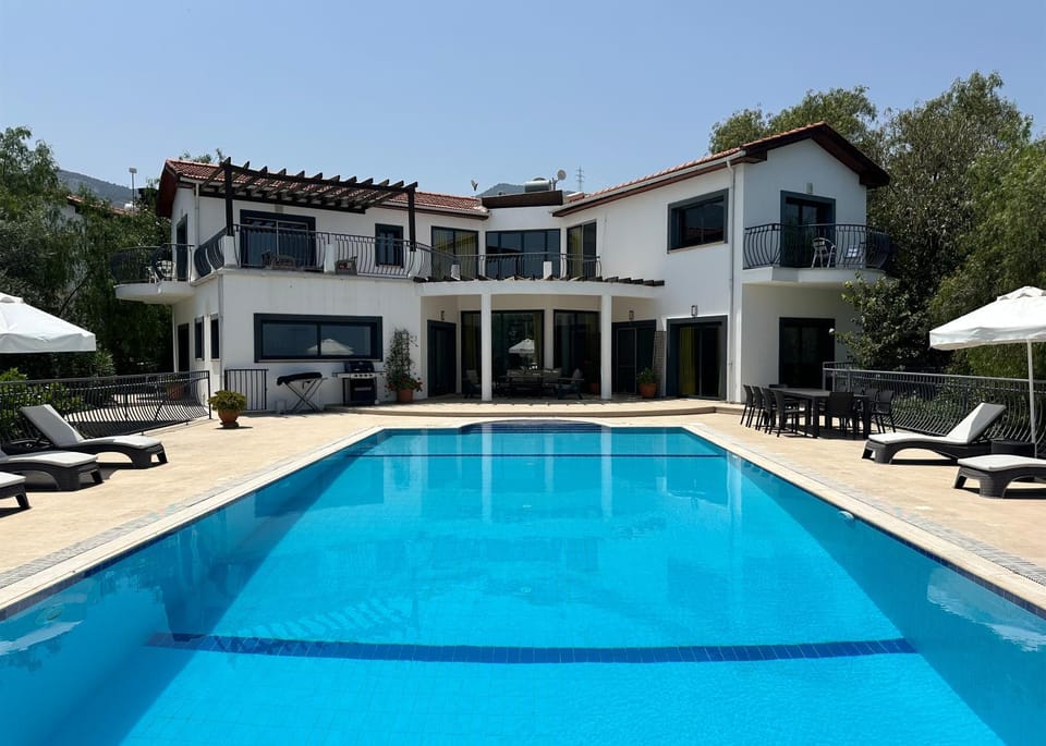 Property building, Patio, Day, Pool view, Swimming pool, Swimming pool, sunbed