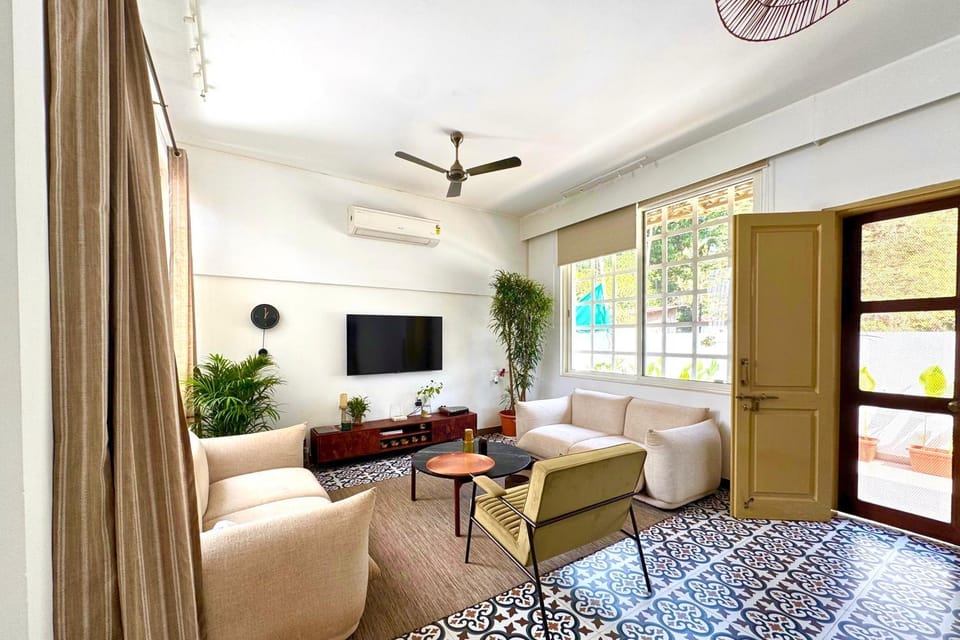 TV and multimedia, Living room, Seating area, air conditioner