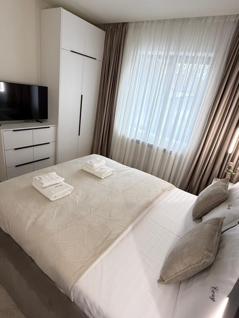 Bed, TV and multimedia, Photo of the whole room, Bedroom, towels