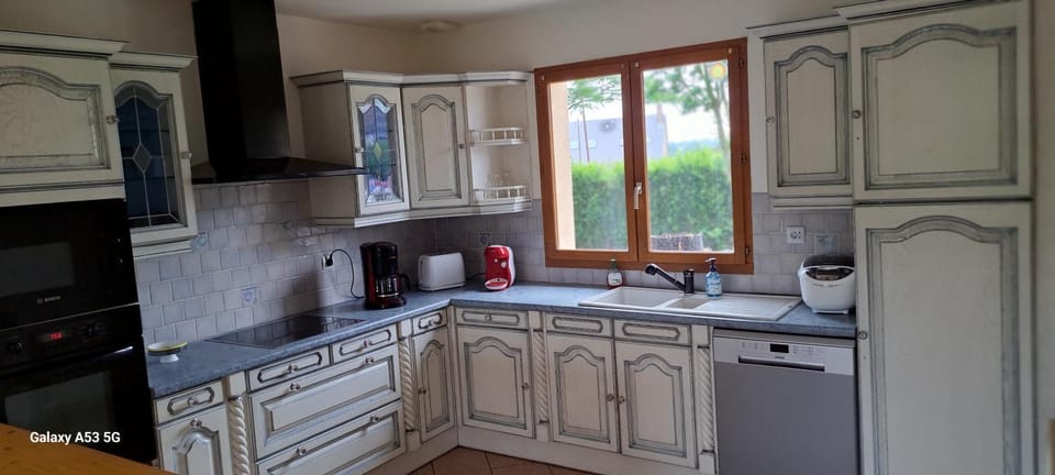 Kitchen or kitchenette, dishwasher, stove