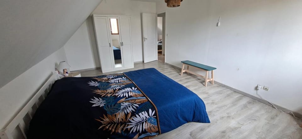 Bed, Photo of the whole room, Bedroom, internet