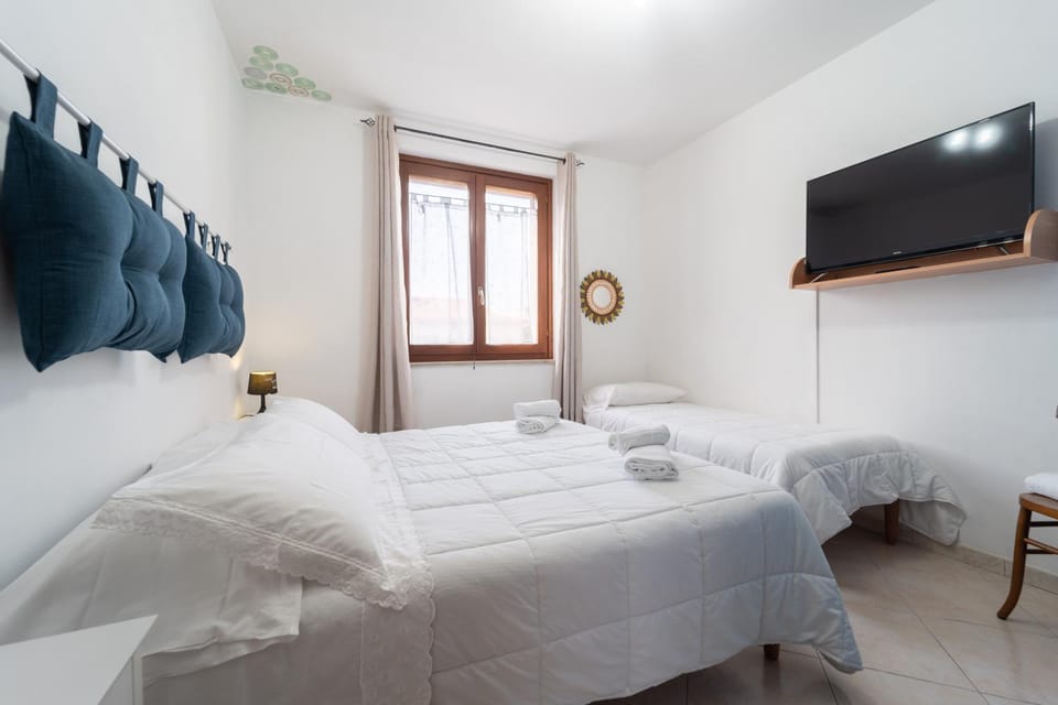 Bed, TV and multimedia, Photo of the whole room, Bedroom, towels