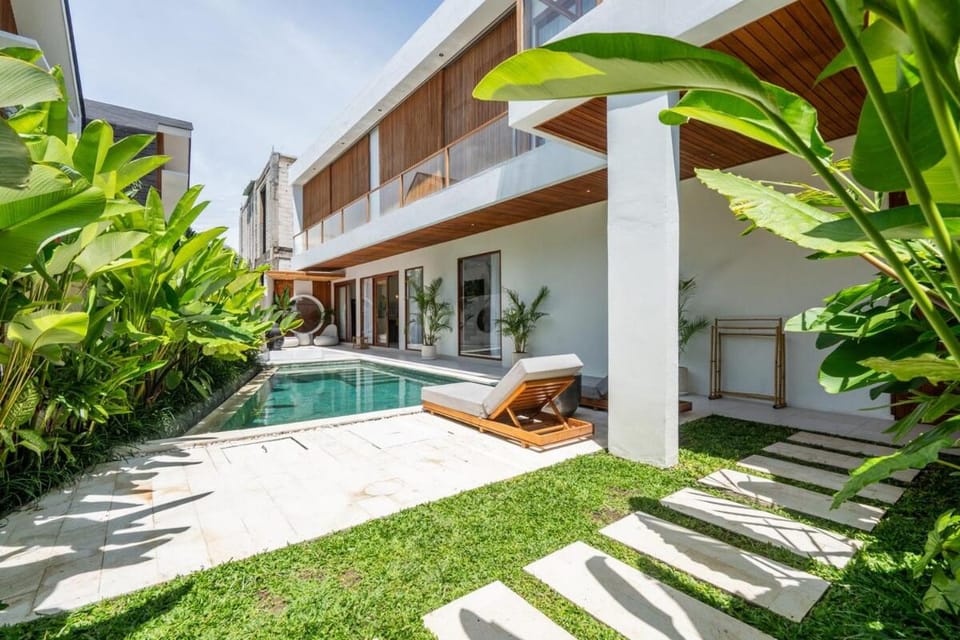 Property building, Garden, Pool view, Swimming pool, sunbed