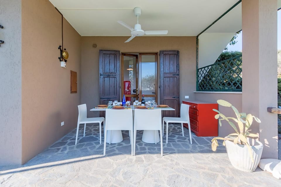Patio, Day, Dining area