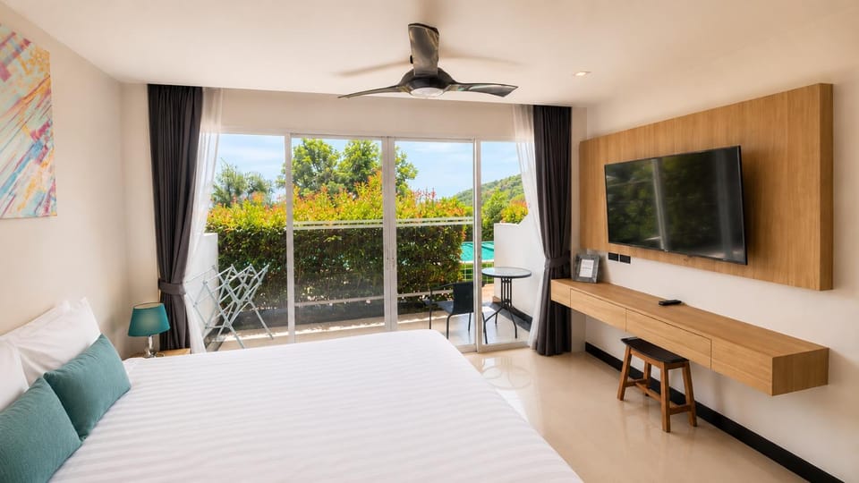 Bed, TV and multimedia, Bedroom