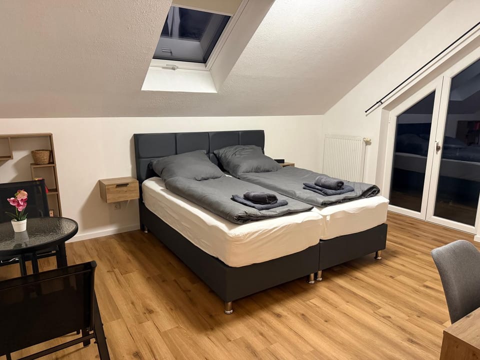Bed, Bedroom, towels