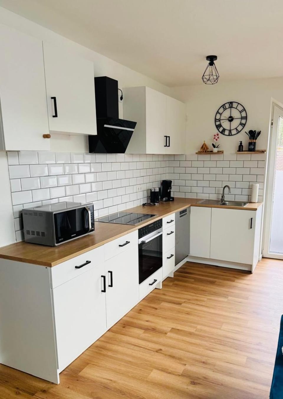 Kitchen or kitchenette, dishwasher, stove