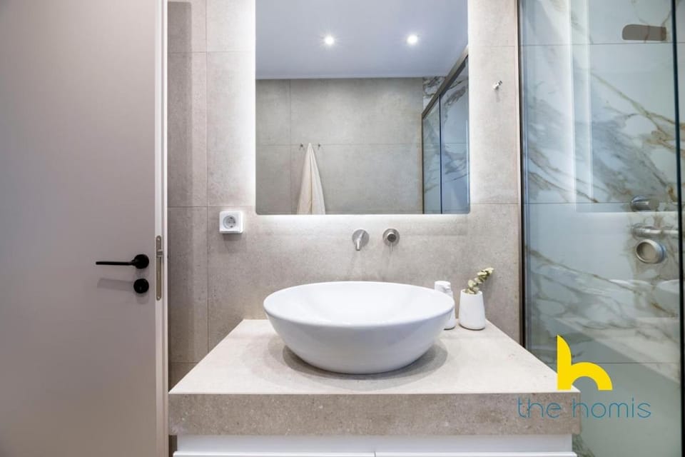 B1 Bright 2BR Haven w Balcony, Kingbed & Parking! Apartment in Athens