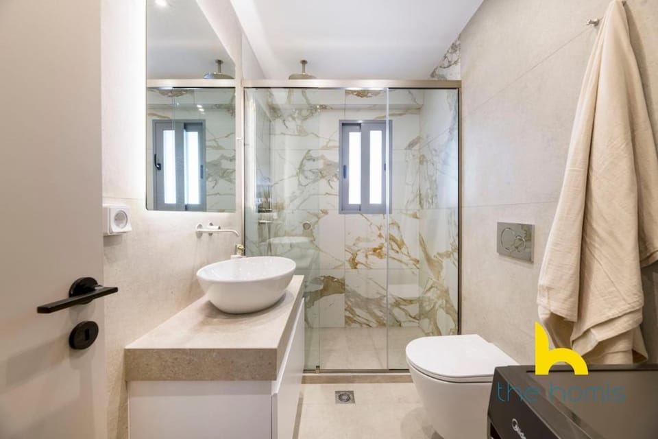 B1 Bright 2BR Haven w Balcony, Kingbed & Parking! Apartment in Athens