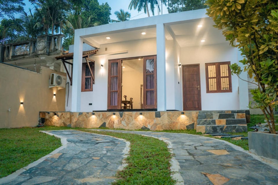 Property building, Facade/entrance, Day, Garden, Garden view, Parking