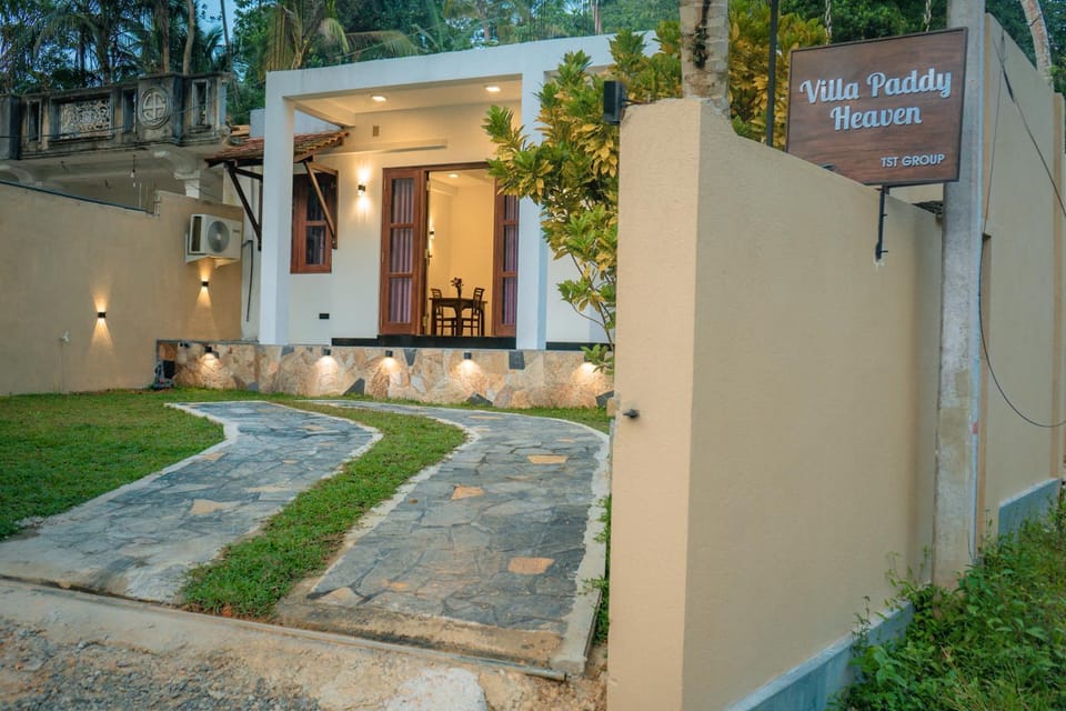 Property building, Facade/entrance, Day, Night, Garden, Garden view, Parking