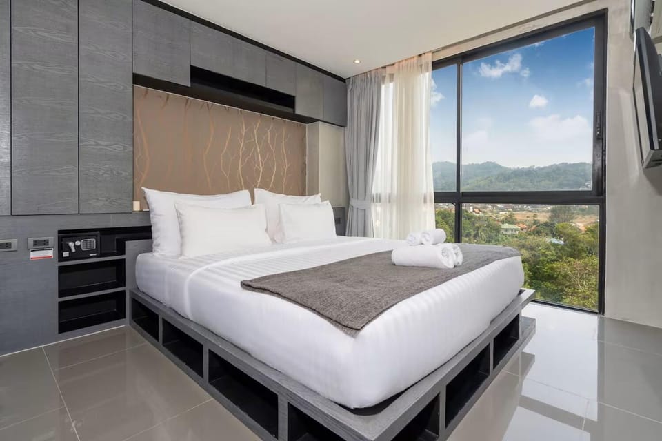 Bed, TV and multimedia, Bedroom